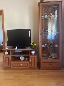 predam tv stolik a dve vitriny