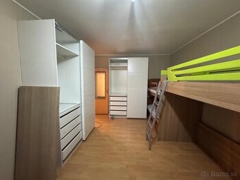 Priestranný 2,5-izbový byt s krásnym výhľadom a balkónom v M