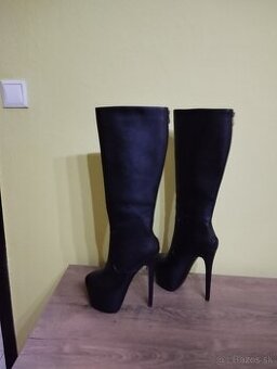Nádherné čierne čižmy na vysokej platforme a na 18 cm podpät
