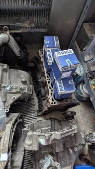 Predám T4 2.5 TDI 111kw ahy axg blok+nove piesty