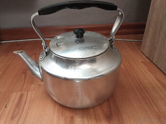 starý hliníkový čajník