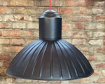 Stará závesná kovová lampa