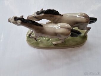 Soška cvalajuce kone