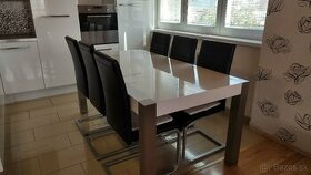 lesklý jedálenský stôl  moderný + stoličky