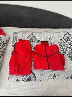 Nike tech fleece červený M