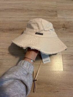 Jacquemus klobúk - béžový (JAC4)