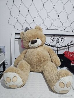 Veľký plyšový medveď