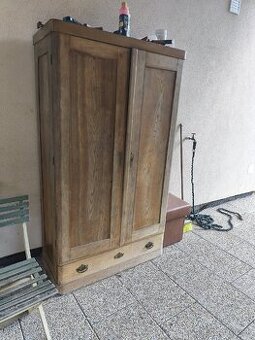 Stará skriňa za basu piva:-)