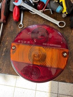 Skoda 1203 valnik original zadne svetlo este z TAZ-nove
