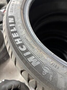 Michelin 235/45 R17