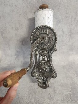 Krásný velký mlyncek na strouhanku IDA s krásný, smaltem.