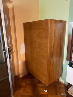 Satnikova skrina a perinak