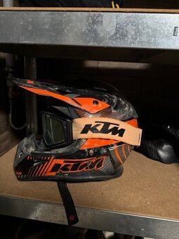Prilba na motorku ktm