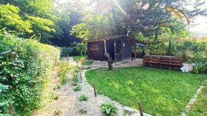 Krásna priestranná záhrada s chatkou
