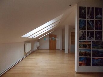 Podkrovná kancelária s vaňou na Farskej ulici - 1