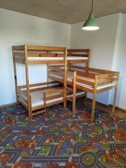 Trojposchodová posteľ