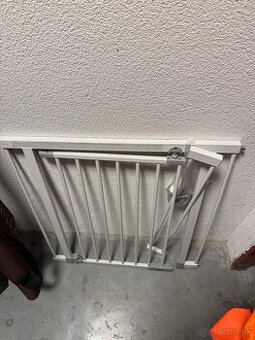 Detska zábrana s otváracími dvierkami