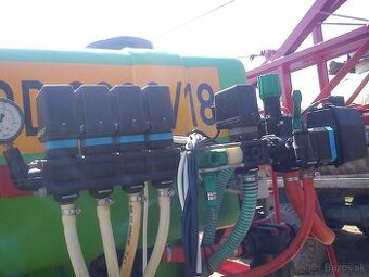 Nový ťahaný postrekovač 2000L QD-2000/18 s počítačom