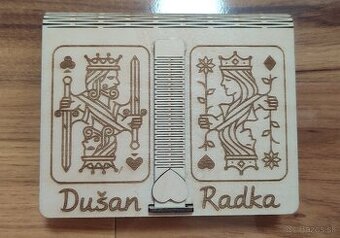 Žolíkove karty v drevenom púzdre v tvare knižky s motívom