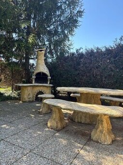 Masívny záhradný nábytok s grilom – kamenný set