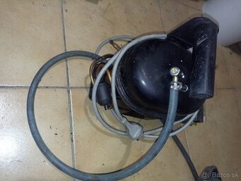 Predám kompresor z chladničky na dofukovanie pneumatík