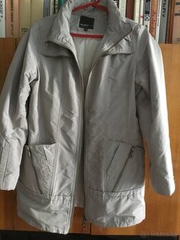 Pekna skoro nova prechodna bunda