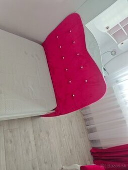 Detská izba – posteľ, písací stôl, skrinka, stolička a záves