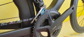 Kompletný karbónový cestný bicykel s elektronickým radením