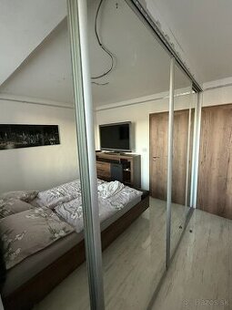 Posuvné dvere na vstavanú skriňu