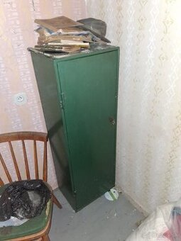 Plechová skrinka na zbrane