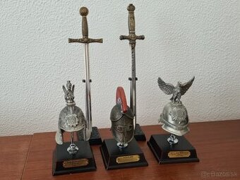 Miniatúrne historické helmy a meče