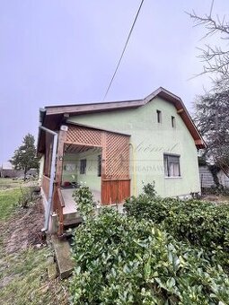 Rodinný dom s priestranným pozemkom na priamy predaj v centr - 1