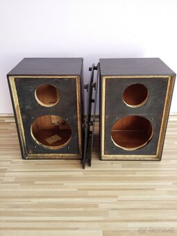 Tesla prázdne debničky