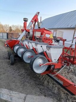 predam sejacku na kukuricu 8r