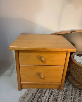 Nočný stolík z masívu