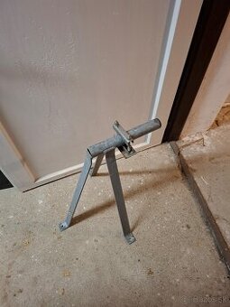 Držiak konzola na satelit