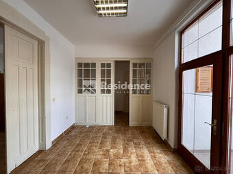 Prenájom: Veľký trojizbový byt v centre s parkovaním a pavla