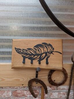 Predám vešiak z dubového dreva.