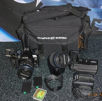 Olympus E-620 s príslušenstvom a objektívmi.