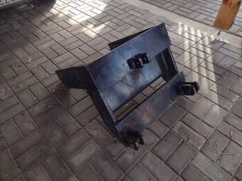 Čelný trojbodový záves na traktor