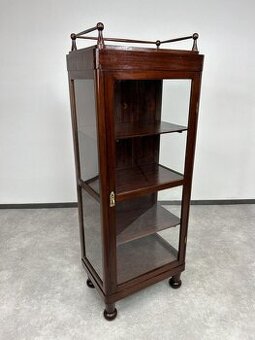 úzka art deco vitrína 62cm