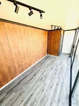 Moderný modulárny obchodný priestor – vhodný ako salón, pred