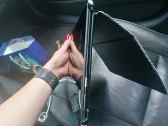 Tablet a sluchátka jbl