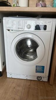 Predám zboku plnenu pracku Indesit