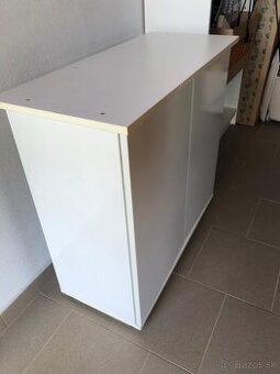 Predam skrinku pod akvarium