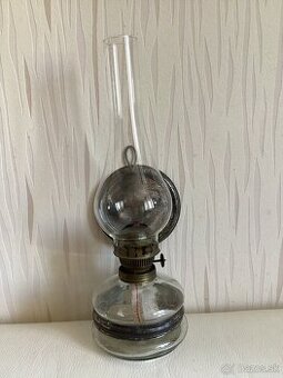 Petrolejová lampa.