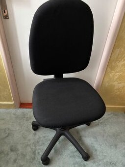 Otočná kancelárska stolicka