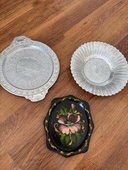 Staré kovové taniere a tácka