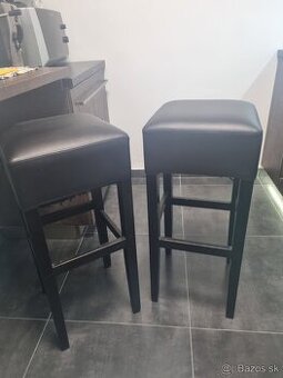 Barové stoličky z masívu.