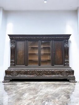 Masívna bohato rezbovaná historická vitrína, S280xV190xH60